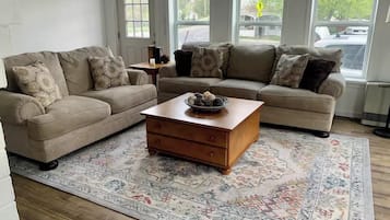 Smart TV, chimenea y libros