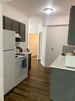 Refrigerador, microondas, horno y parrilla de estufa 