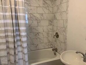 Haartrockner, Handtücher, Seife, Shampoo