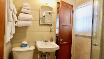 Cabin | Bathroom | Shower, free toiletries, towels, soap