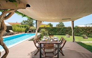 Outdoor dining - Nice home in Antonci with WiFi (Antonci)