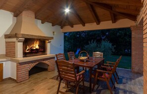 Outdoor dining - Awesome home in Visnjan (Visnjan)