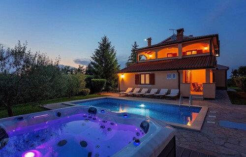 Awesome home in Visnjan