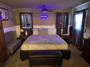 1 bedroom, iron/ironing board, WiFi, bed sheets - The Wild West's Best Kept Secret (Hurricane)