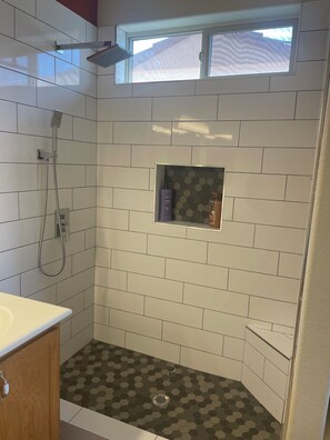 Dusche, Haartrockner, Handtücher, Seife