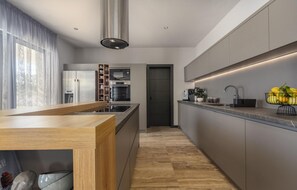 Réfrigérateur, surface de cuisson, lave-vaisselle, cafetière-théière