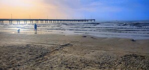 Beach - Heart of Port A! Beach-Boat-Fish-Shop-Parking-Golf Cart Zone-Fenced-Pets OK (Port Aransas)