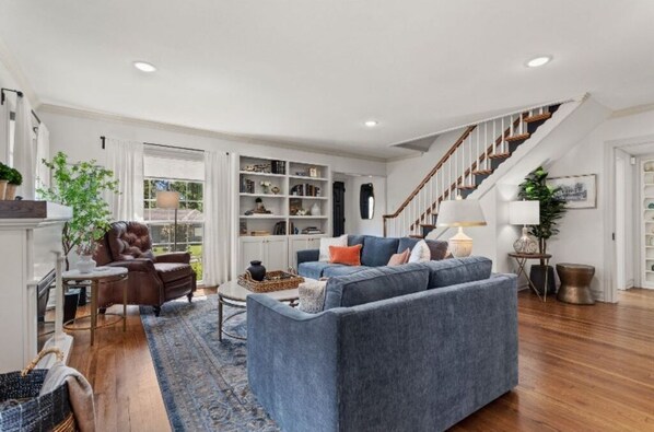 Smart-TV, Kamin, Bücher, Arbeitsbereiche