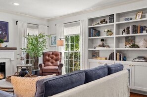 Smart-TV, Kamin, Bücher, Arbeitsbereiche