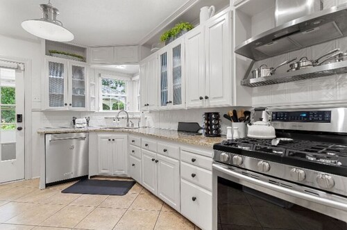 Restful Retreat; Beautiful & Allergy Free! 
Just 1/2 mile to Tyler's med hub.  