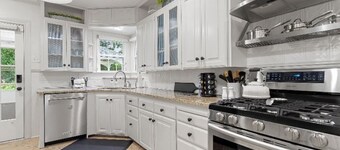 Restful Retreat; Beautiful & Allergy Free! 
Just 1/2 mile to Tyler's med hub.  