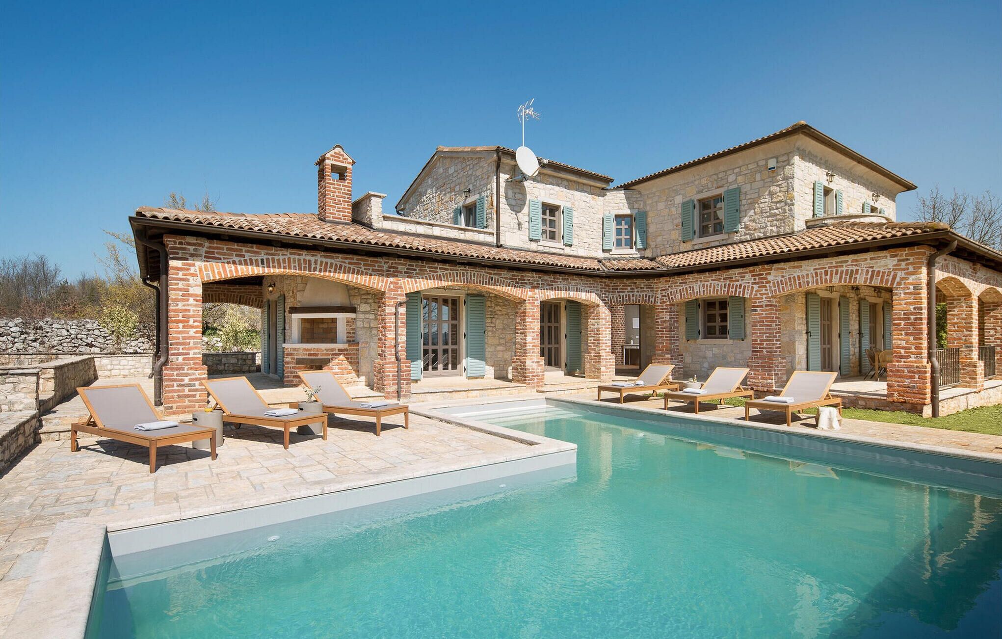 Een verwarmd zwembad