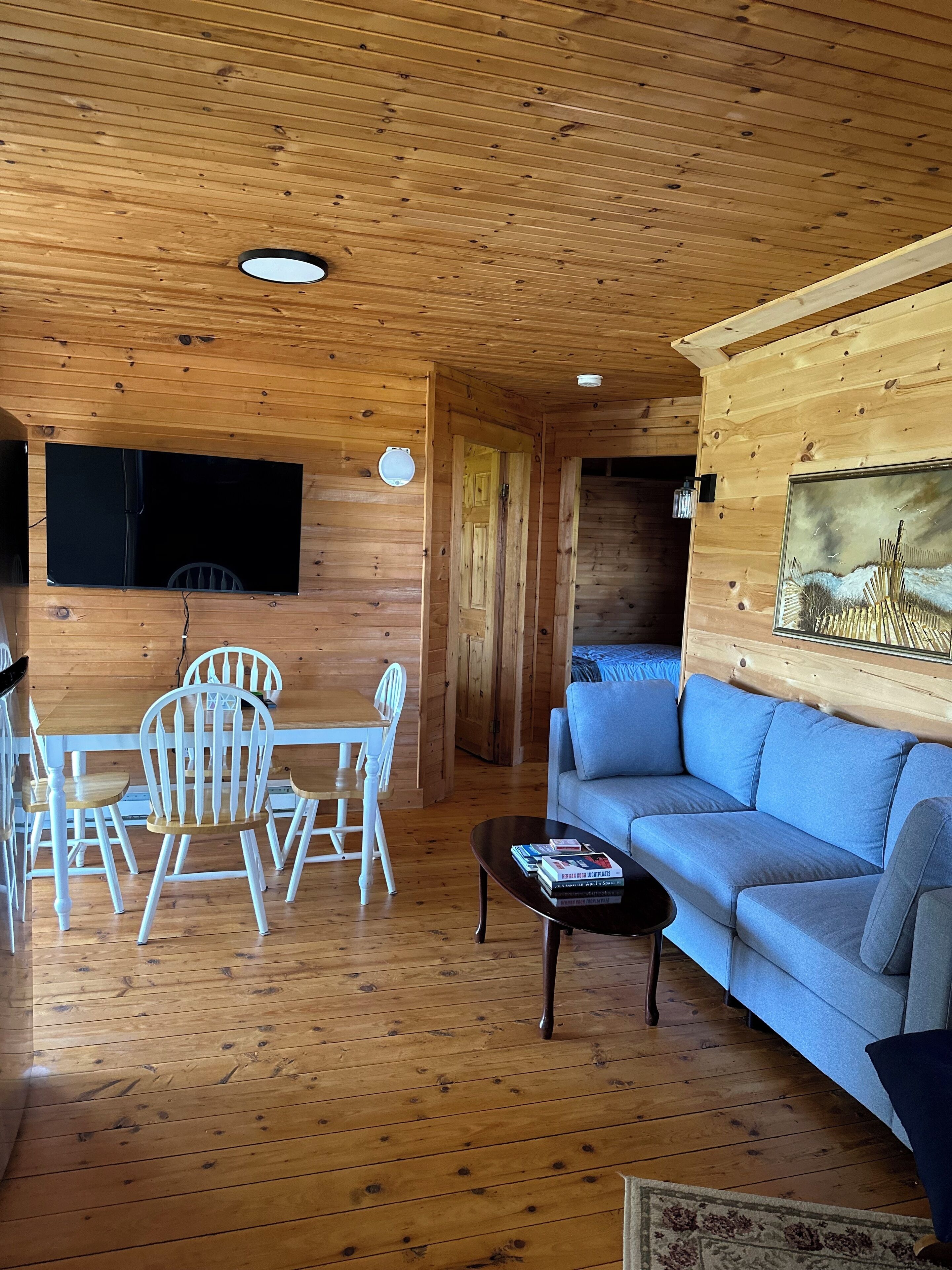 Un intérieur en bois avec un canapé, une table et des chaises.