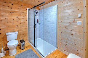 Douche, séchoir à cheveux, serviettes fournies, savon