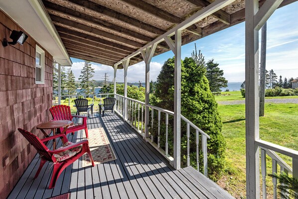 Terrace/patio - Cozy Seaside 2 Bedroom Cottage With Incredible Views And Large Patio (Larrys River)