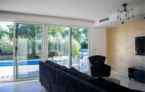 TV - Lovely home in Kastel Novi (Kastel Novi)