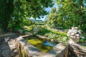 Property grounds - The House in Provence (BONNIEUX)