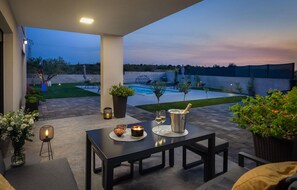 Outdoor dining - 4 bedroom cozy home in Vrana (Vrana)