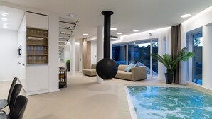 Ein modernes Interieur mit Pool, Treppe und einer Sitzgelegenheit.