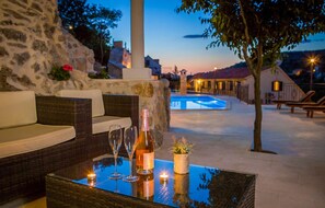 A heated pool - Amazing home in Lozisca with WiFi (Lozisca)