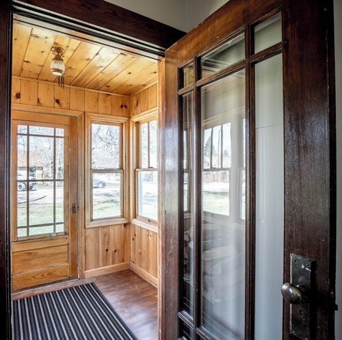 Charming Downtown Ennis Executive Home!