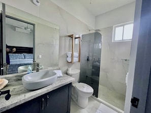 Regadera, toallas, jabón, papel de baño