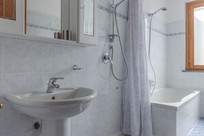 Tina, secadora de cabello, bidet 