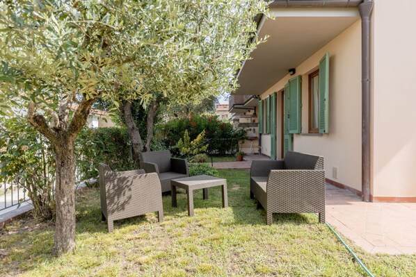 Terrace/patio - Spacious apartment of 100 sqm can accommodate up to 5 people (not suitable for disabled). The property boasts a large garden, ideal for relaxing moments!The accommodation is located in an area provided by all the main services: bars, restaurants, superma (Lucca)
