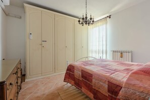 3 bedrooms, iron/ironing board - Spacious apartment of 100 sqm can accommodate up to 5 people (not suitable for disabled). The property boasts a large garden, ideal for relaxing moments!The accommodation is located in an area provided by all the main services: bars, restaurants, superma (Lucca)