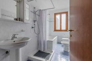 Bathtub, hair dryer, bidet - GuestHost - Spacious apartment of 100 sqm can accommodate up to 5 people (not suitable for disabled). The property boasts a large garden, ideal for relaxing moments!The accommodation is located in an area provided by all the main services: bars, restaura (Lucca)