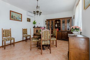 Dining - GuestHost - Spacious apartment of 100 sqm can accommodate up to 5 people (not suitable for disabled). The property boasts a large garden, ideal for relaxing moments!The accommodation is located in an area provided by all the main services: bars, restaura (Lucca)