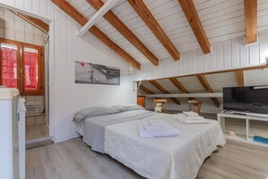 Iron/ironing board, WiFi, bed sheets