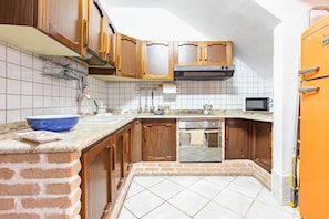 Fridge, microwave, oven, stovetop - Scalette- Cagliari Historic Central Apartment! (Cagliari)