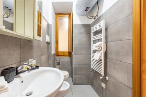 Dusche, Haartrockner, Bidet