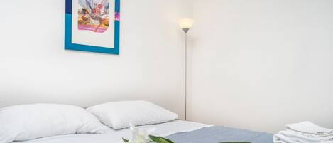 Iron/ironing board, bed sheets