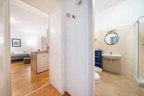 Een douche, een haardroger, een bidet, handdoeken