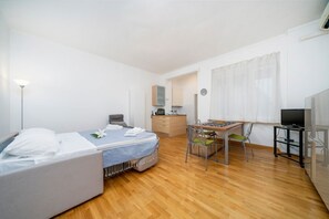 Iron/ironing board, bed sheets