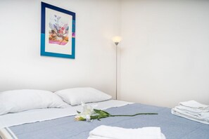 Iron/ironing board, bed sheets