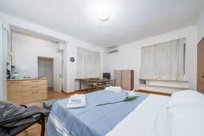 Iron/ironing board, bed sheets - GuestHost - Nest in the City - Studio x2! (Udine)