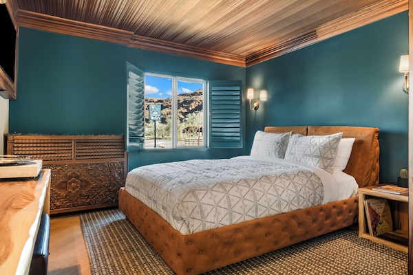 Standard Room, 1 Queen Bed | 1 bedroom, premium bedding, individually decorated