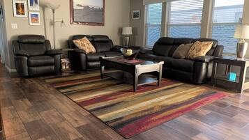 Smart-TV, DVD-Player, Bücher, Musikbibliothek