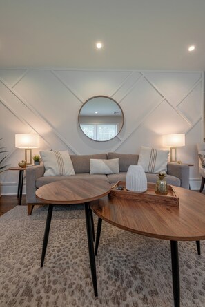 Smart-TV, Bücher, Stereoanlage