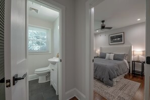 3 chambres, coffre-fort, fer et planche à repasser, lit de bébé portatif