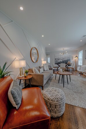 Smart-TV, Bücher, Stereoanlage