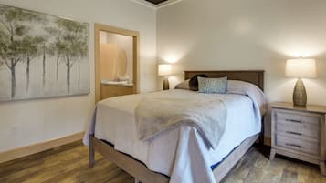 2 habitaciones, escritorio y tabla de planchar con plancha