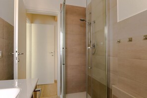 Douche, sèche-cheveux, bidet, serviettes fournies