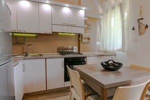 Réfrigérateur, four à micro-ondes, un four, surface de cuisson