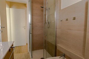 Bruser, hårtørrer, bidet, håndklæder