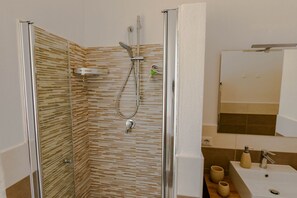 Chuveiro, secador de cabelo, bidê, toalhas de banho