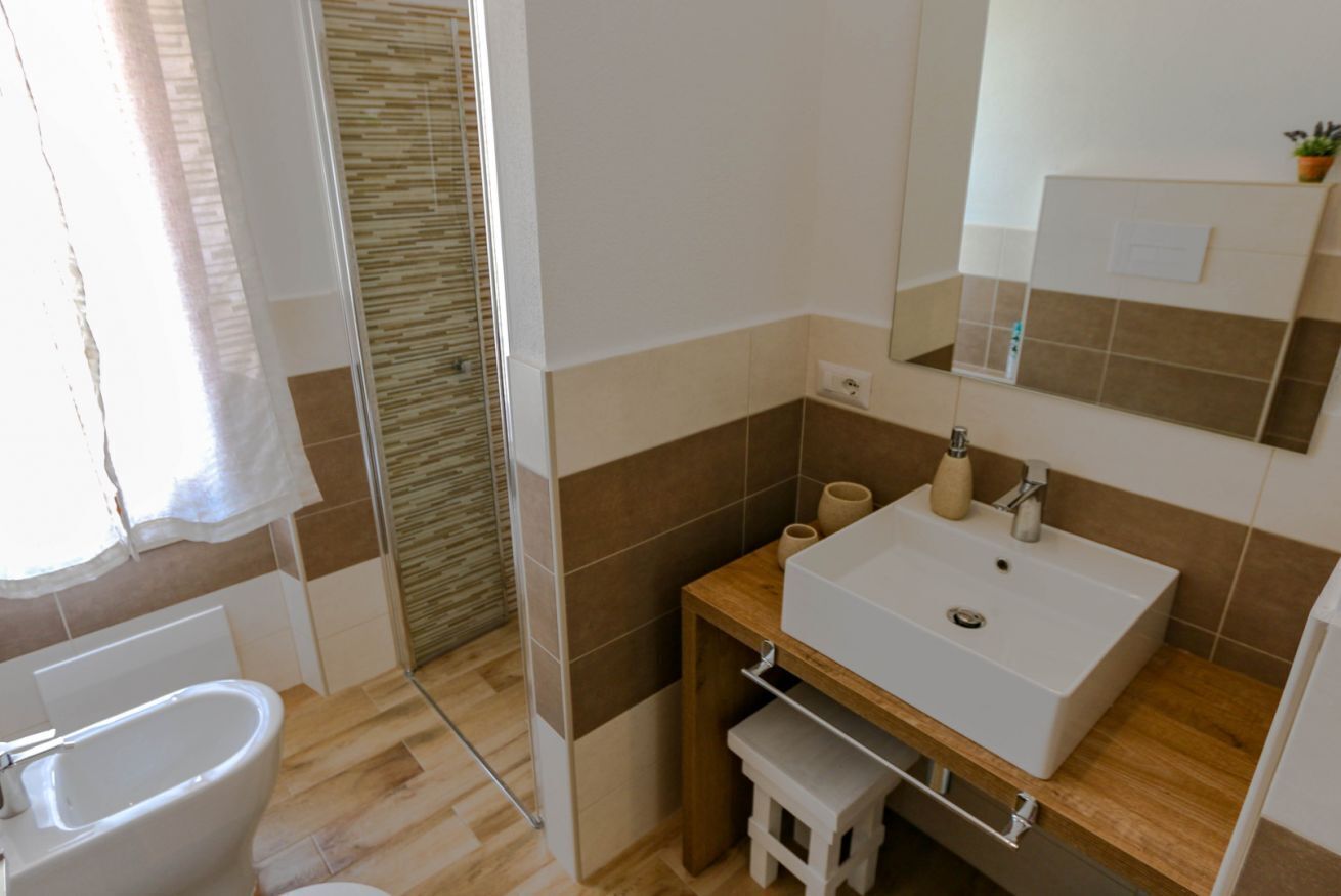 Een douche, een haardroger, een bidet, handdoeken